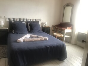 3 quartos, escrivaninha, ferros/tábuas de passar roupa, berço de viagem