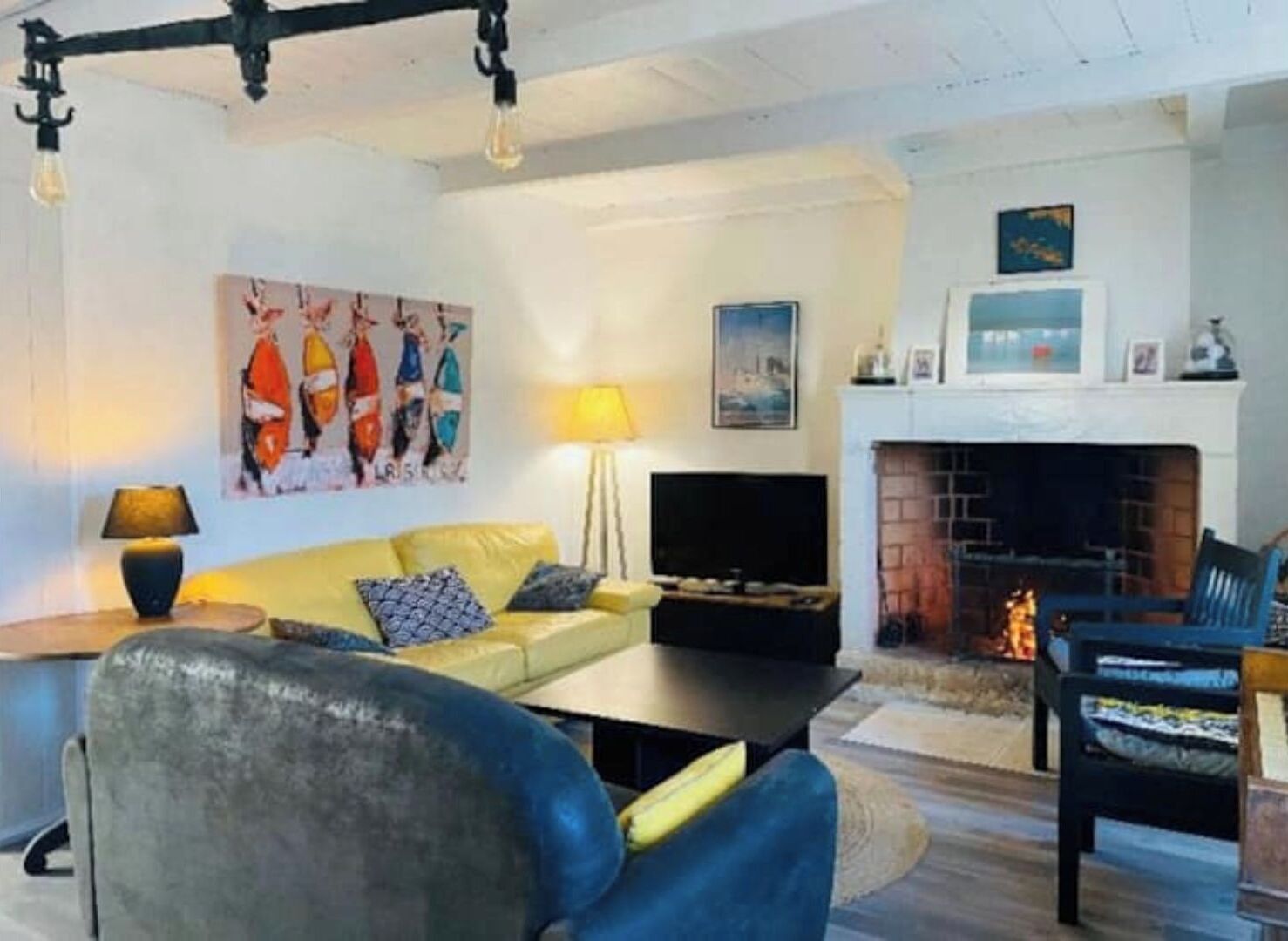 Televisión, chimenea y libros 