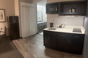 客房, 1 张特大床和 1 张沙发床, 无烟房 (Efficiency) | 免费 WiFi