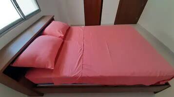 2 bedrooms, iron/ironing board, WiFi