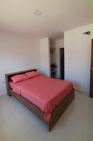2 bedrooms, iron/ironing board, WiFi