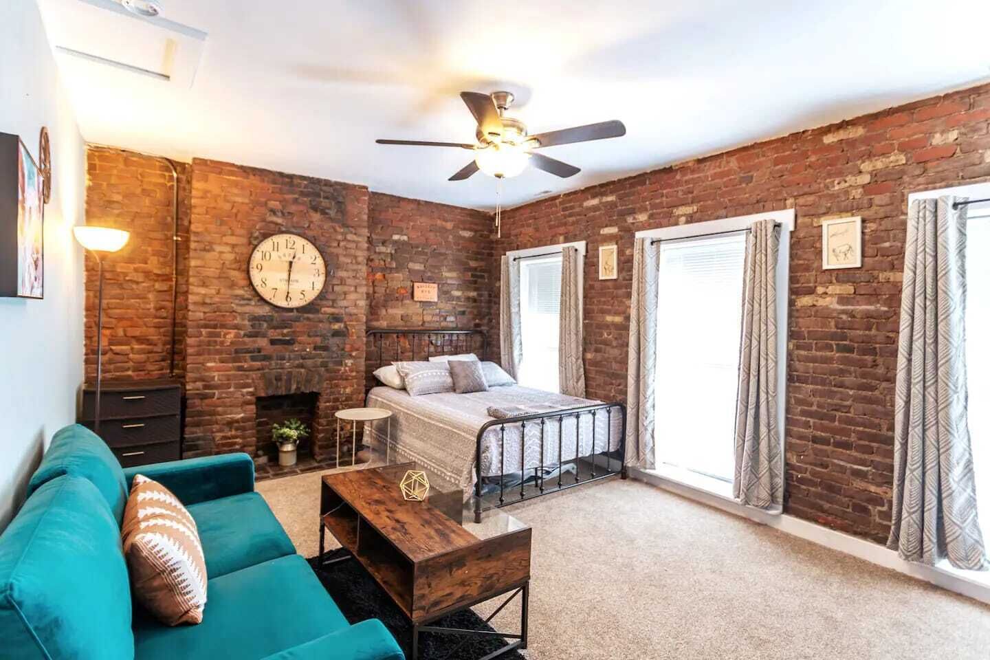 King Bed|Sleeps 10|Parking | Great Location Loft!