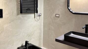 Junior Suite | Bathroom | Shower, rainfall showerhead, free toiletries, hair dryer