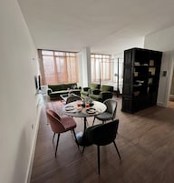 Junior Suite | Peralatan tempat tidur premium, busa memori, Wi-fi percuma, cadar katil 