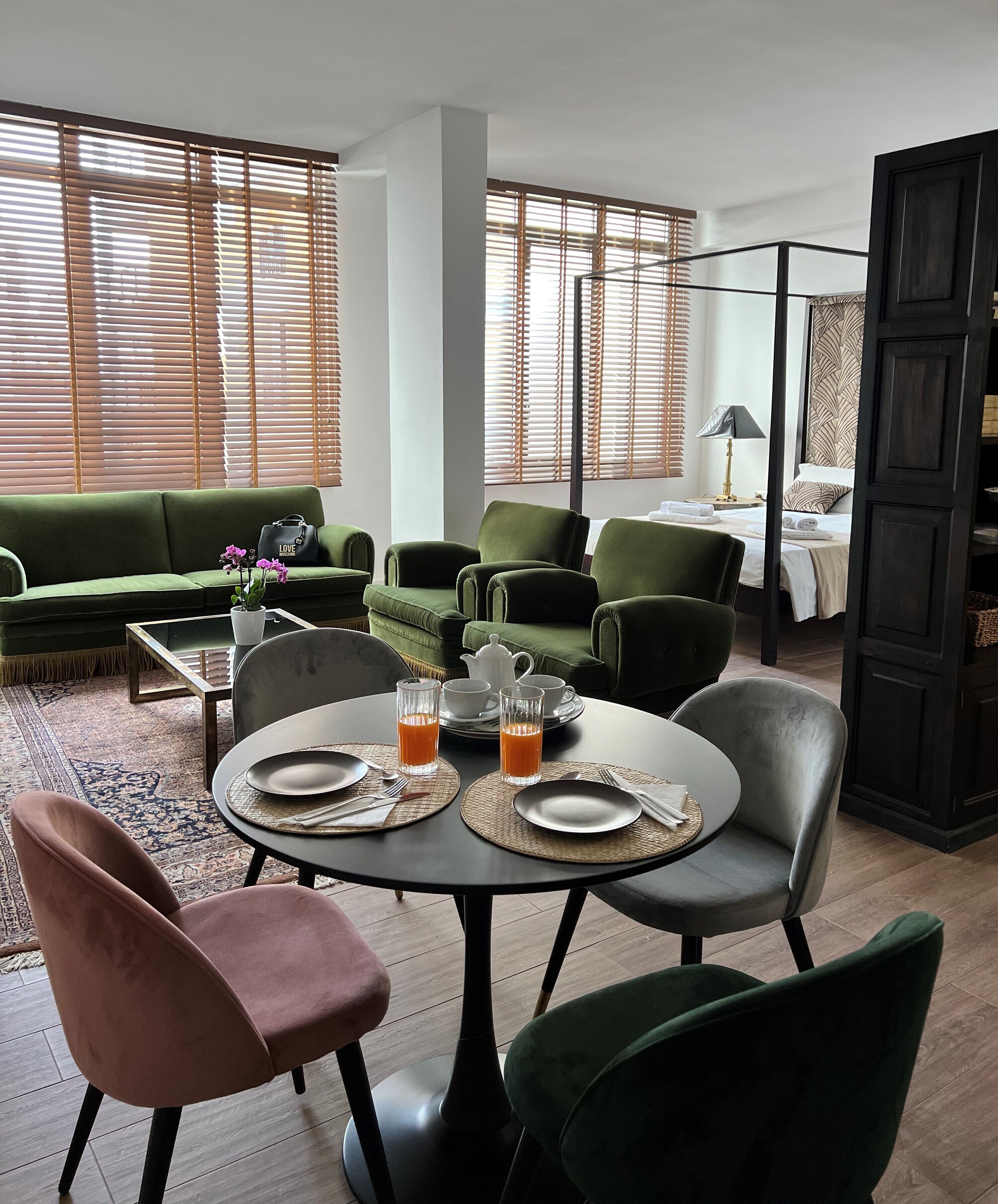 高档床上用品、记忆海绵床垫、免费 WiFi、床单