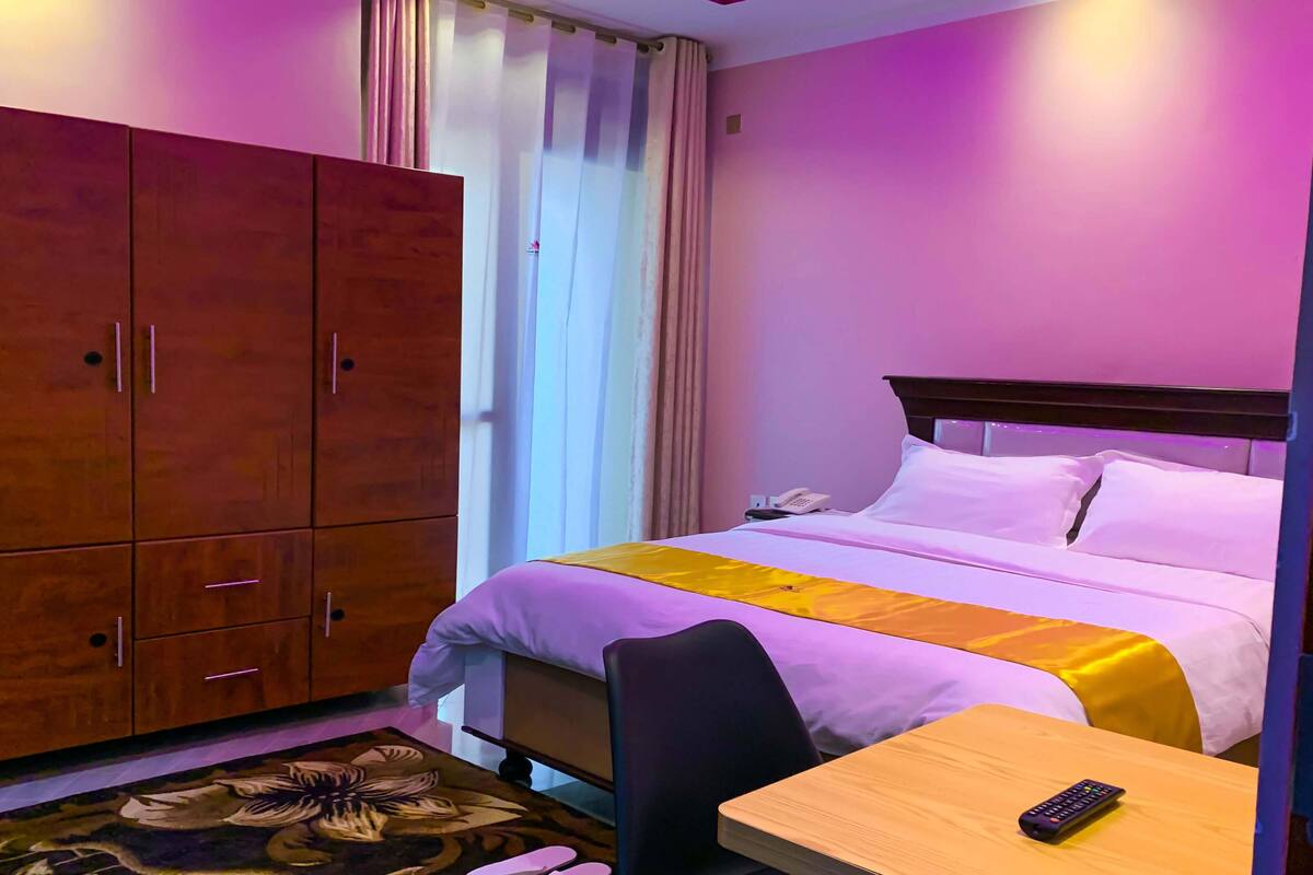 Executive Room | Desk, laptop workspace, blackout curtains