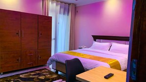 Camera Executive | Con stile personalizzato, con arredamento individuale, una scrivania