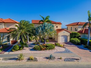 Exterior - Villa with private pool with endless views (Noord)