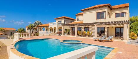 Alberca al aire libre y alberca infinita