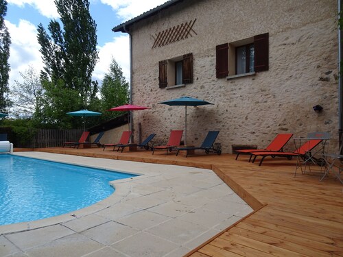 A cozy cocoon for a sunny stay with seasonal pool access