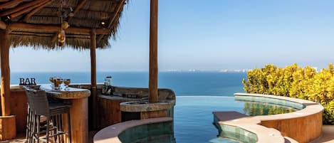 Una piscina al aire libre, una piscina climatizada