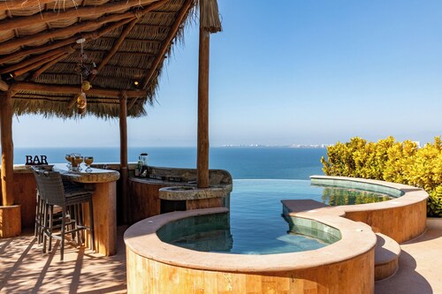 Luxury Private Infinity Pool Villa + 220° Ocean Views and 3 King BR