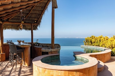Luxury Private Infinity Pool Villa + 220° Ocean Views and 3 King BR