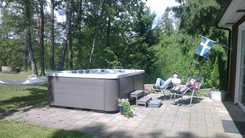 2 Ferienhäuser mit Sauna und Whirlpool direkt am See