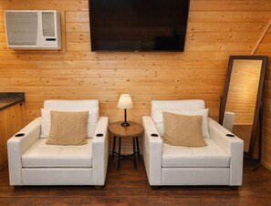 TV, fireplace, stereo - Beautiful Log cabin overlooking a meadow (Pipe Creek)