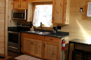 Fridge, microwave, oven, coffee/tea maker - Beautiful Log cabin overlooking a meadow (Pipe Creek)