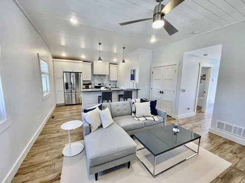 Beautiful Serene Carriage House Apartment