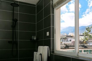 Bathroom - Yinian · Dali Holiday (Dali Ancient City Branch) (Dali City)
