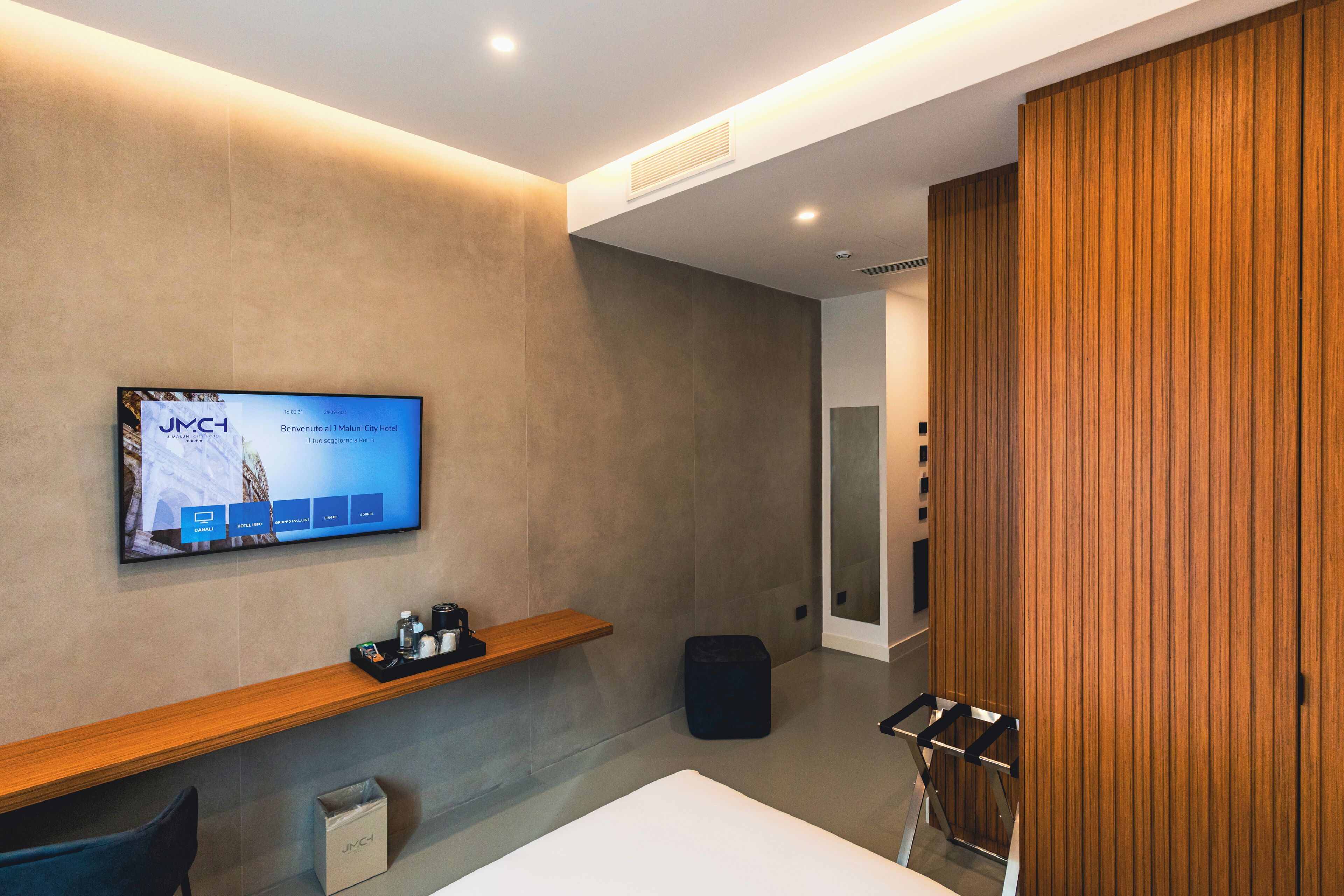 Photo - J Maluni City Hotel