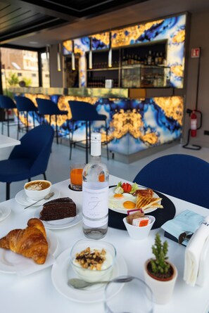 Daily cooked-to-order breakfast for a fee - J Maluni City Hotel (Rome)