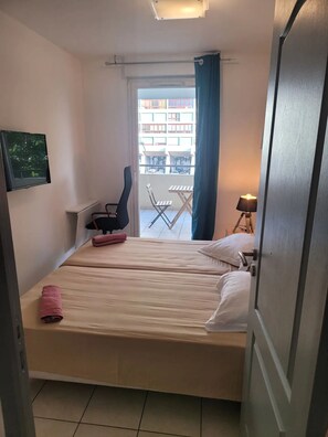 2 camere, una scrivania, ferro/asse da stiro, culla da viaggio