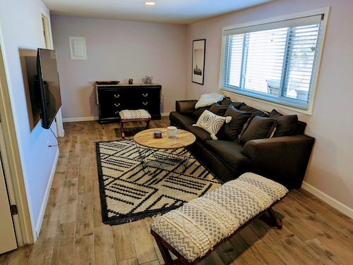 Quiet and Cozy Casita-One Mile from Nob Hill.