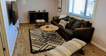 Quiet and Cozy Casita-One Mile from Nob Hill.