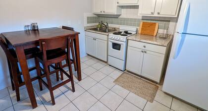 Quiet and Cozy Casita-One Mile from Nob Hill.