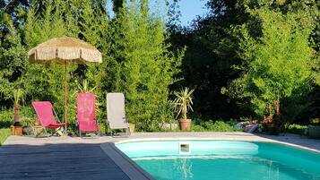 Een buitenzwembad en een verwarmd zwembad