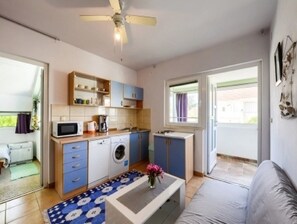 Căn hộ (Two Bedroom Apartment with Balcony) | Bếp riêng | Tủ lạnh 