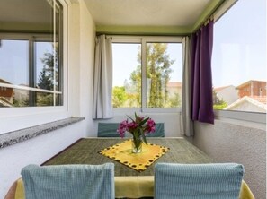 Căn hộ (Two Bedroom Apartment with Balcony) | Hiên