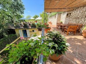 House, 2 Bedrooms, Smoking, Balcony | Outdoor dining