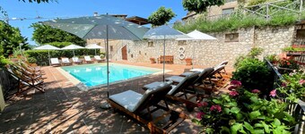 Vicolo - Sleeps 5 With air Con, Wifi, Balcony for Dining and Pool