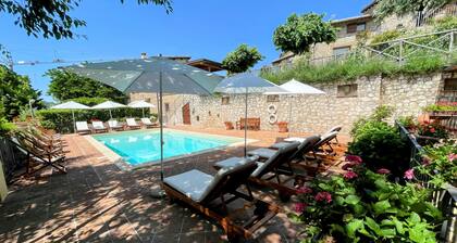 Vicolo - Sleeps 5 With air Con, Wifi, Balcony for Dining and Pool