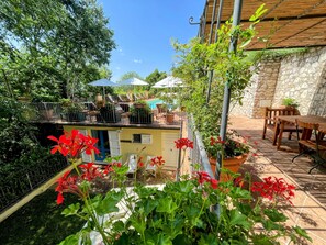 Outdoor dining - Vicolo - Sleeps 5 With air Con, Wifi, Balcony for Dining and Pool (Spoleto)