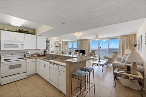 Condo, 1 habitación | Cocina privada | Refrigerador, horno, cafetera y tetera y tostadora 