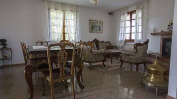 Smart-TV, Kamin, Videospiele, DVD-Player