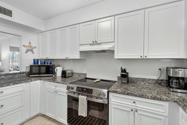 Refrigerador, microondas, horno y parrilla de estufa