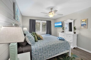 2 bedrooms, desk, iron/ironing board, travel crib - Siesta Key 2-Bedroom Condo with Pool (Sarasota)