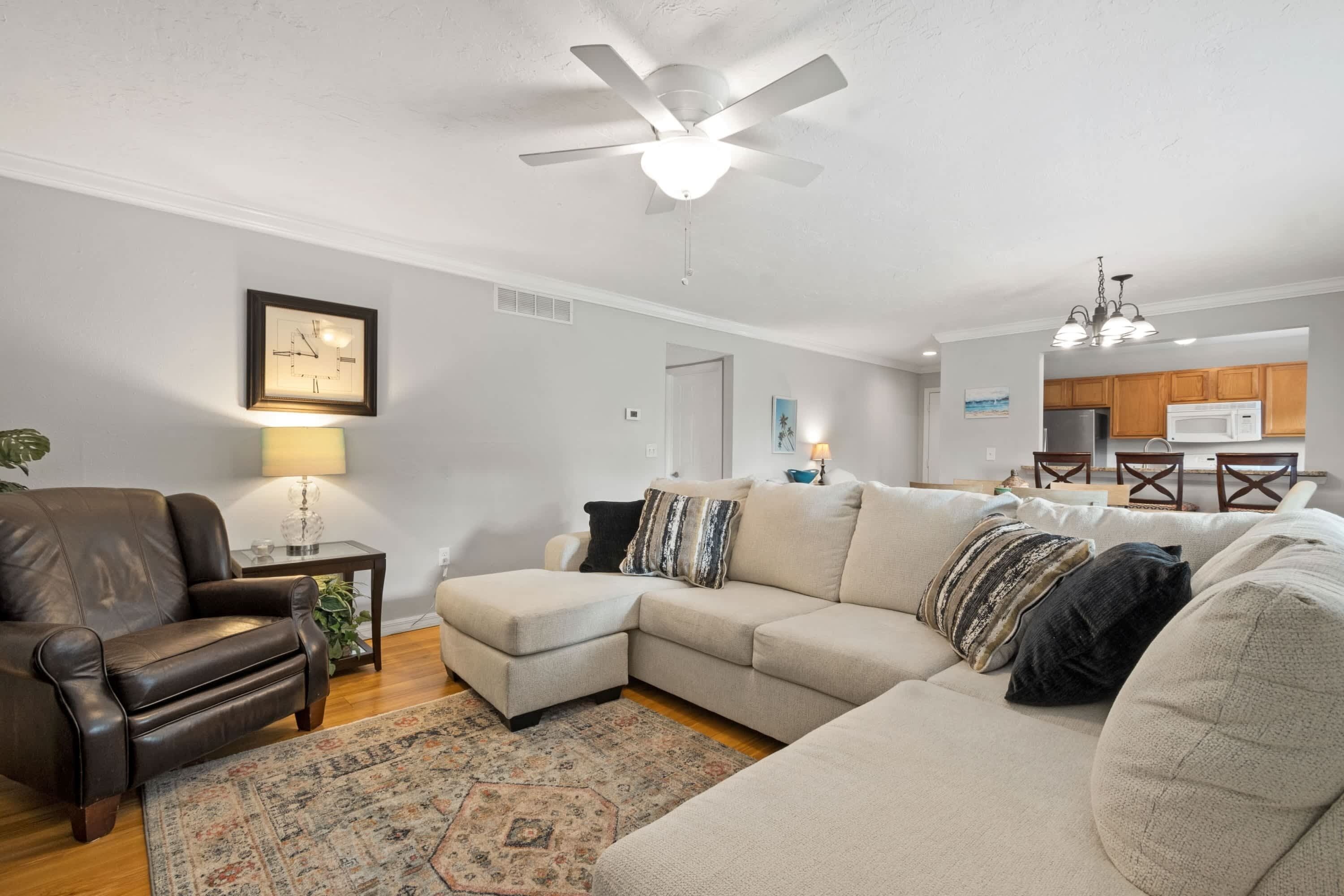 Tv, dvd-afspiller, bøger, stereoanlæg