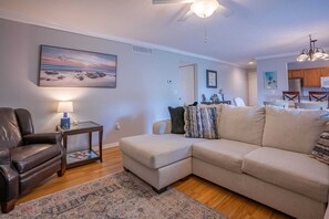 TV, DVD-spiller, stereoanlegg og kontorer