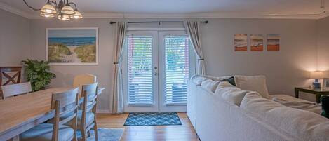 Télévision, lecteur de DVD, chaîne hi-fi, espaces bureaux