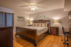 3 Schlafzimmer, Schreibtisch, Bügeleisen/Bügelbrett, Reisekinderbett