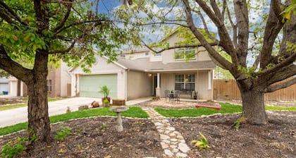 **HOT TUB** Garden Spa Near Sea World, Six Flags, Lackland, and Downtown