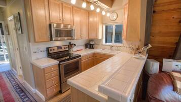 House, 3 Bedrooms | Private kitchen