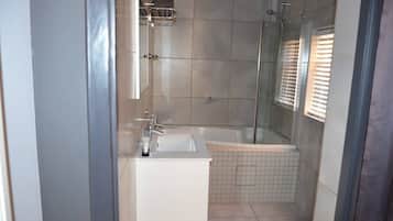 SĂšche-cheveux, serviettes fournies, savon, shampoing