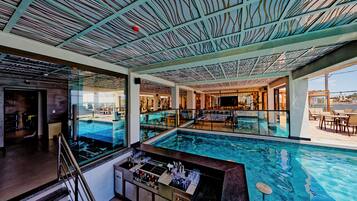 Swim-up bar