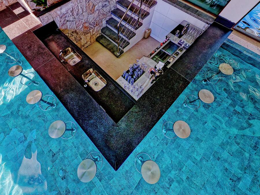 Bar kolam renang