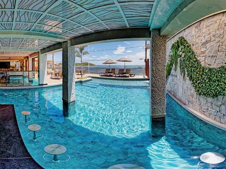 Bar en la piscina