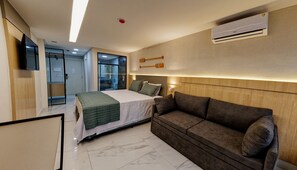 Suite estudio Deluxe | Camas con pillow-top, minibar y caja de seguridad en la habitación 